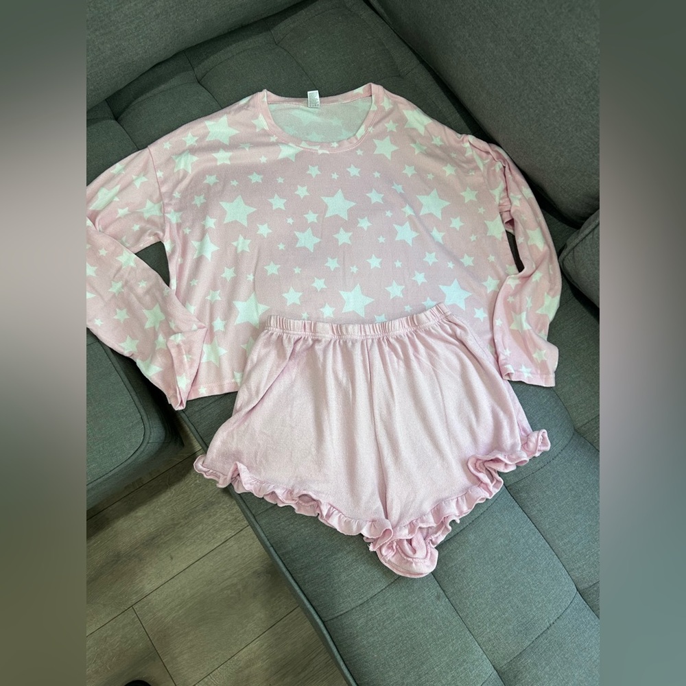 💥PRICE⬇️ Pink & White Short Pj’s Set • Top is XL & Bottom is M •